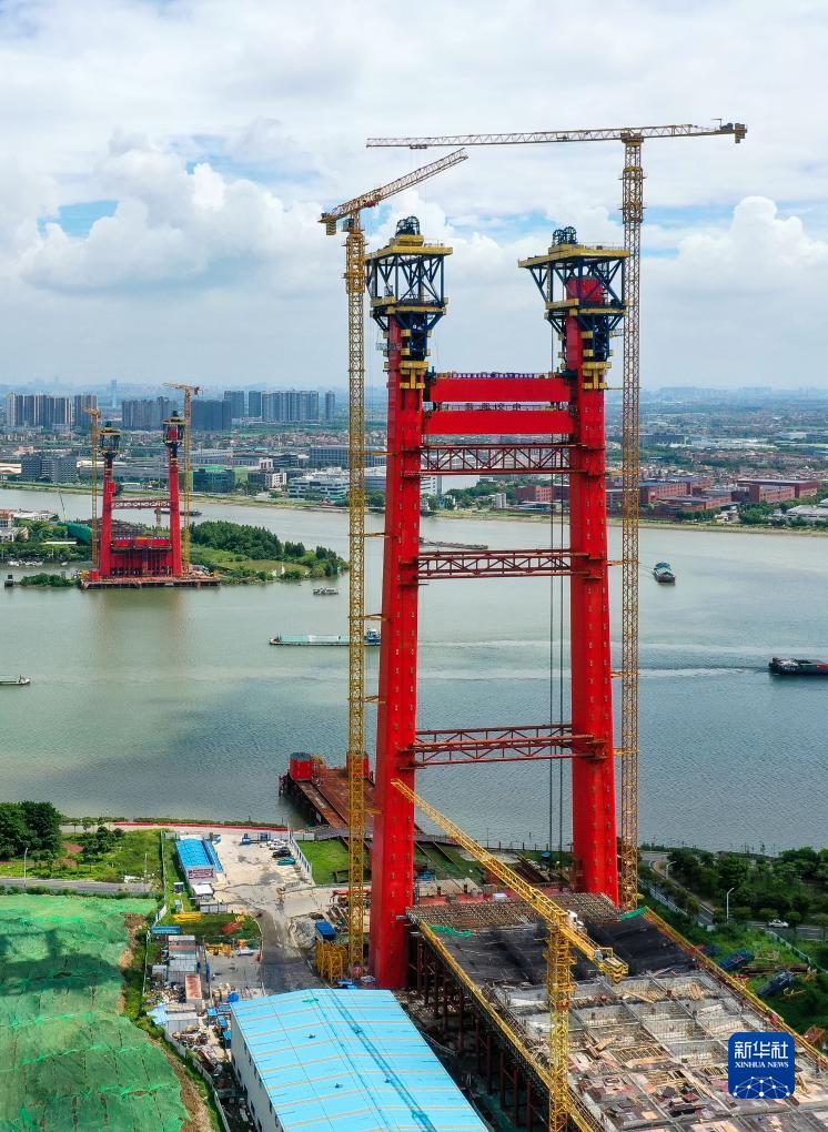 广东佛山：智能钢塔提升机助力顺德大桥建设