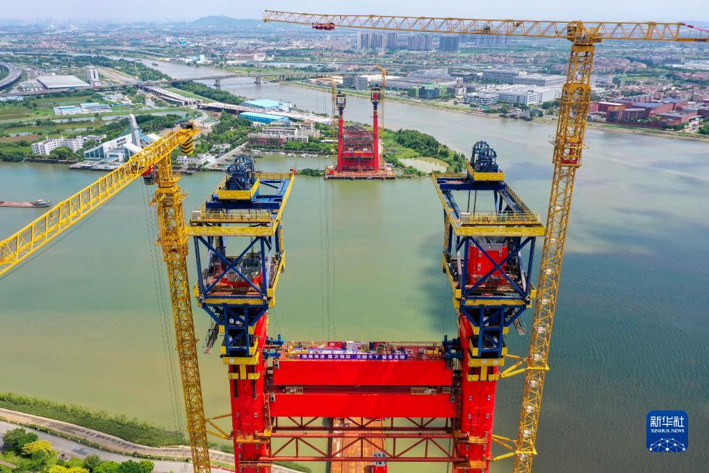 广东佛山：智能钢塔提升机助力顺德大桥建设