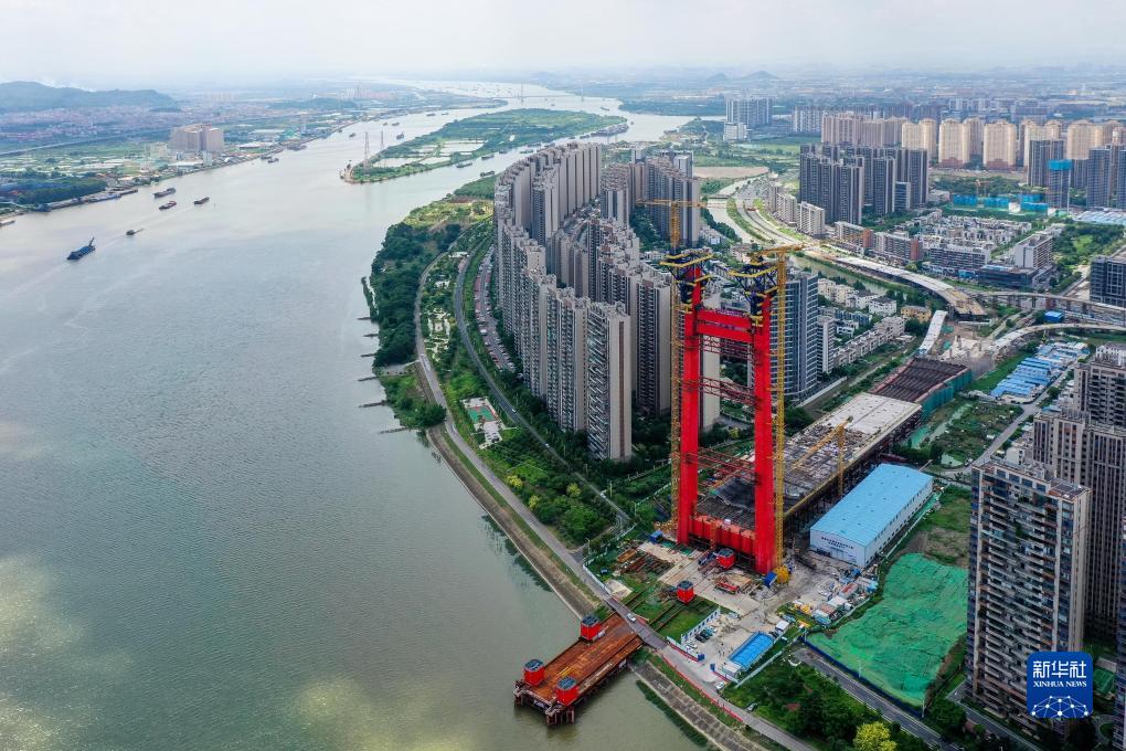 广东佛山：智能钢塔提升机助力顺德大桥建设