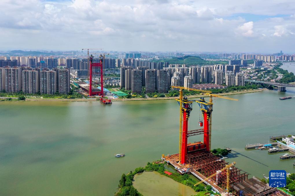 广东佛山：智能钢塔提升机助力顺德大桥建设